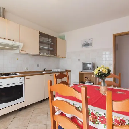 Awesome Apartment In Pula With House Sea View * بولا