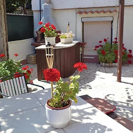 2 Bedroom Cozy In Appartement
