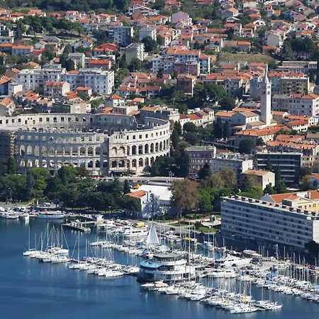 Awesome Apartment In Pula With House Sea View شقة *